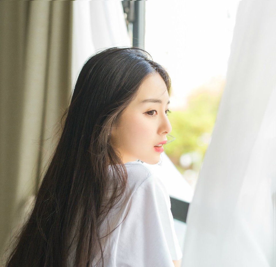 有一种人他信任你接纳你关心你理解你在乎你维护你，包容你他会为你毫无保留的付出，他能分享你的快乐，承接你的痛苦。你的冷暖他记在心里，你的安危他放在心上，他不允许别人对你有一丝一毫的侵犯伤害侮辱中伤。因为真正的爱情，离不开默默地奉献精心地守护，是真心地给予真心地付出。
